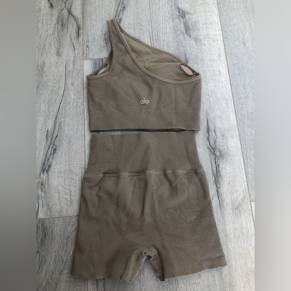 ALO Yoga Ribbed Shimmering Set - Picture 2 of 4